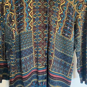 Richly coloured, lightweight fine-knit sweater, three-quarter sleeves. Large.